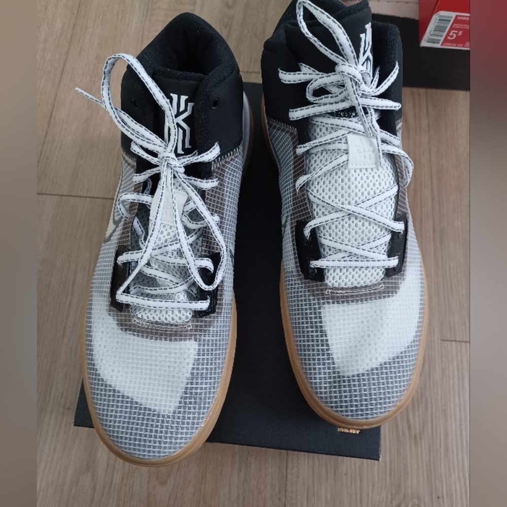 Kyrie Flytrap 4 'Black Cool Grey'